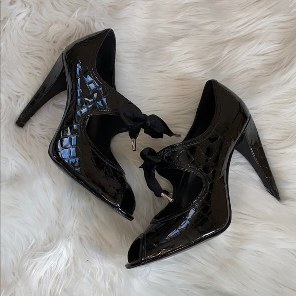 Bcbg tie front patent leather heels
